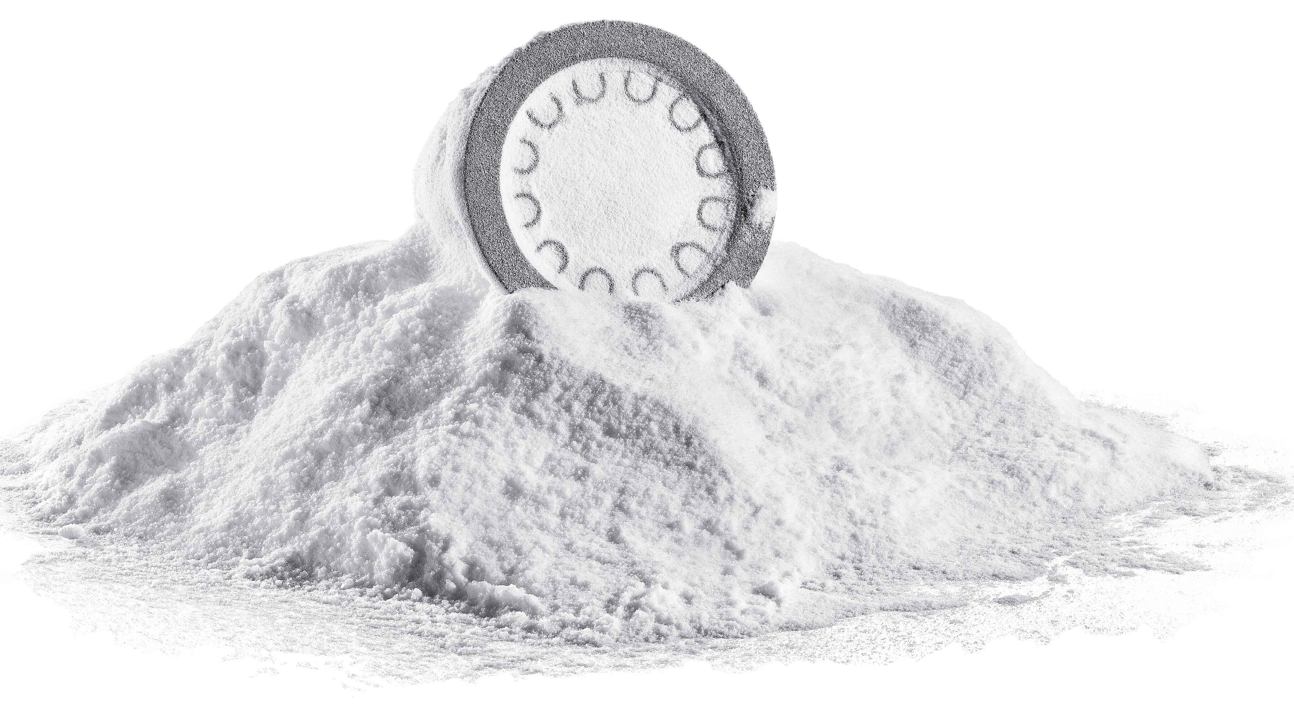 Ein weisses, ungereinigtes 3D-DruckBauteil, das auf einem Häufchen 3D-Druckpulver liegt