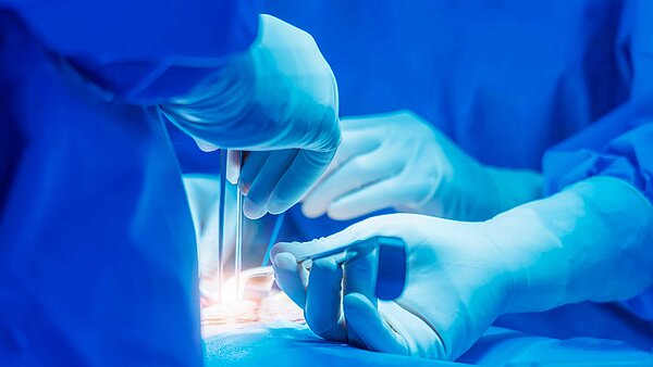 Blick auf eine Operation in blauem Licht