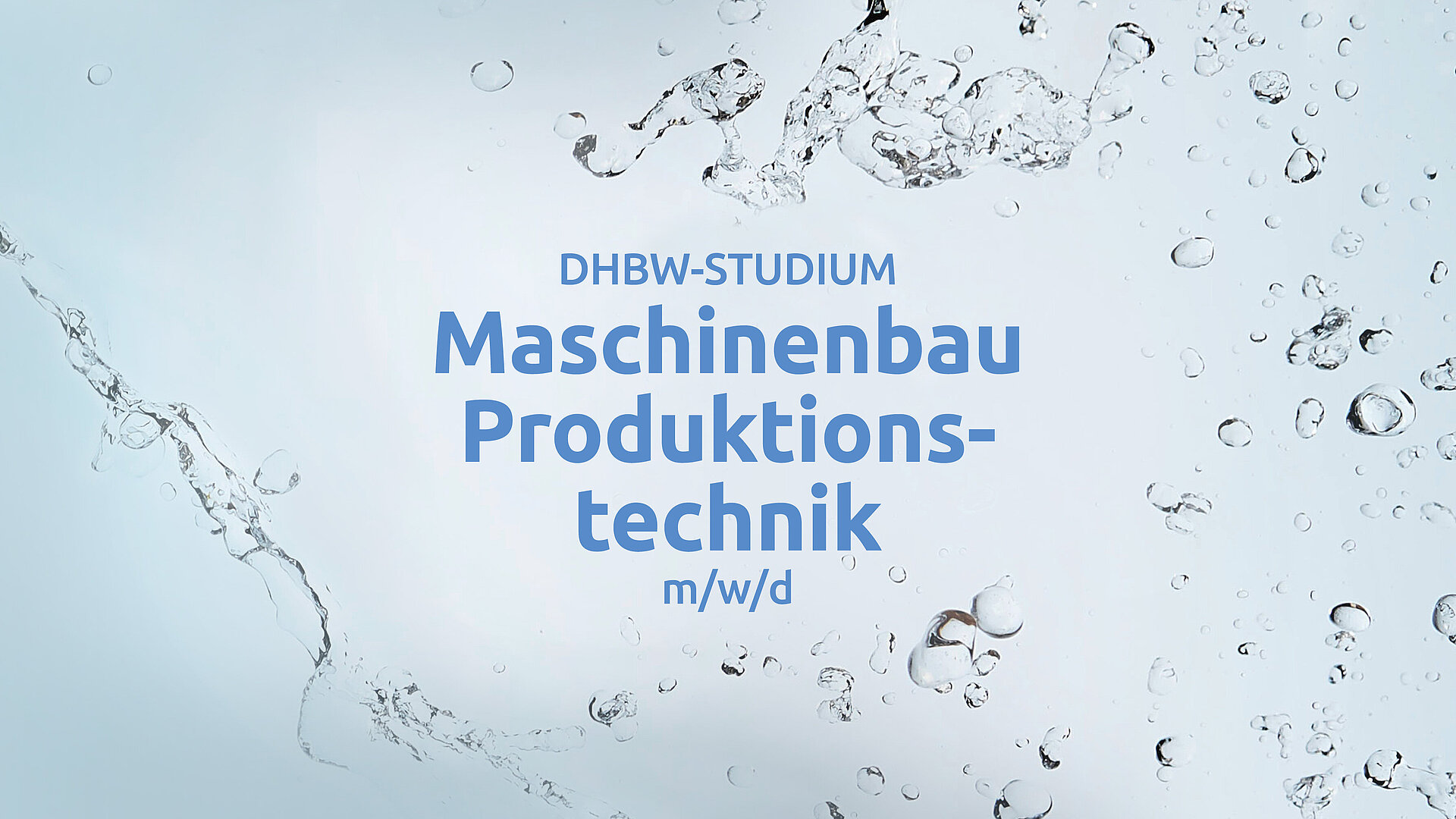 Anzeige für ein DHBW-Studium Maschinenbau Produktionstechnik (m/w/d). Der Text ist in blauer Schrift auf einem Hintergrund mit Wasserspritzern gestaltet.