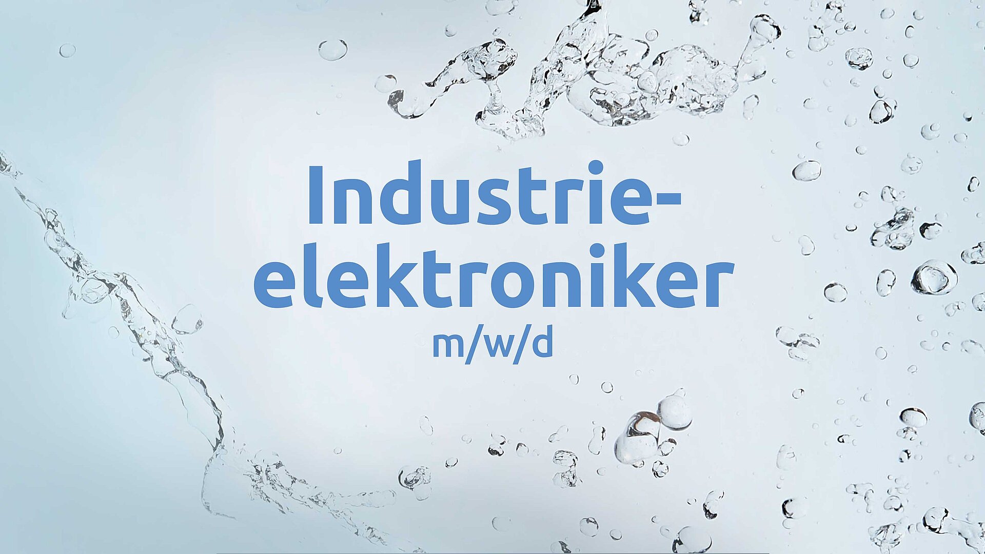 Anzeige für eine Stelle als Industrieelektroniker (m/w/d). Der Text ist in blauer Schrift auf einem Hintergrund mit Wasserspritzern gestaltet.