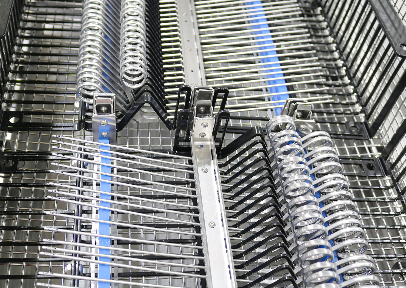 Metallkorb mit Halterungen für industrielle Reinigungsprozesse. Nahaufnahme eines Metallkorbs mit verschiedenen Halterungen und Einsätzen für industrielle Reinigung.