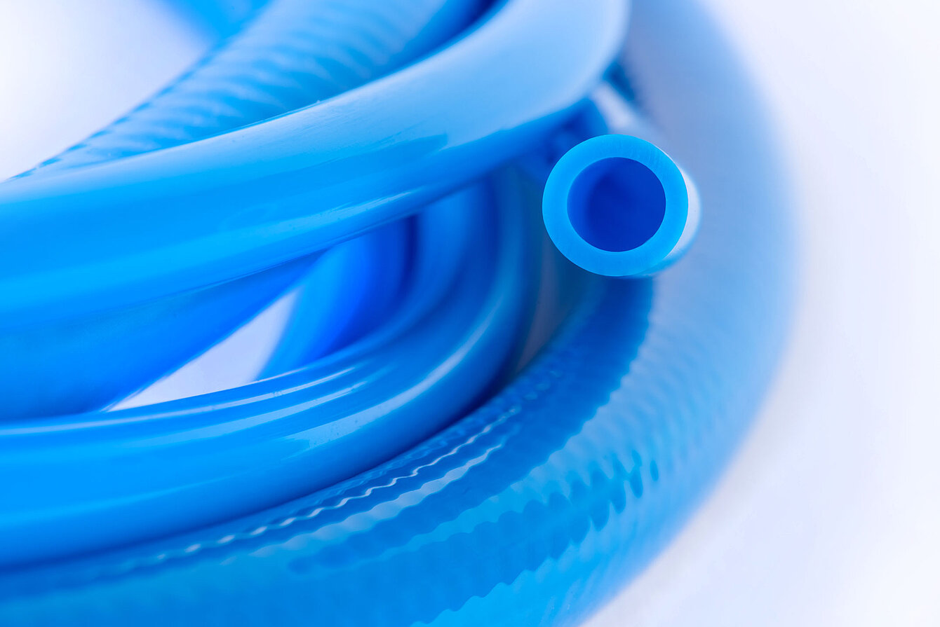 Nahaufnahme eines blauen pneumatischen Luftschlauchs