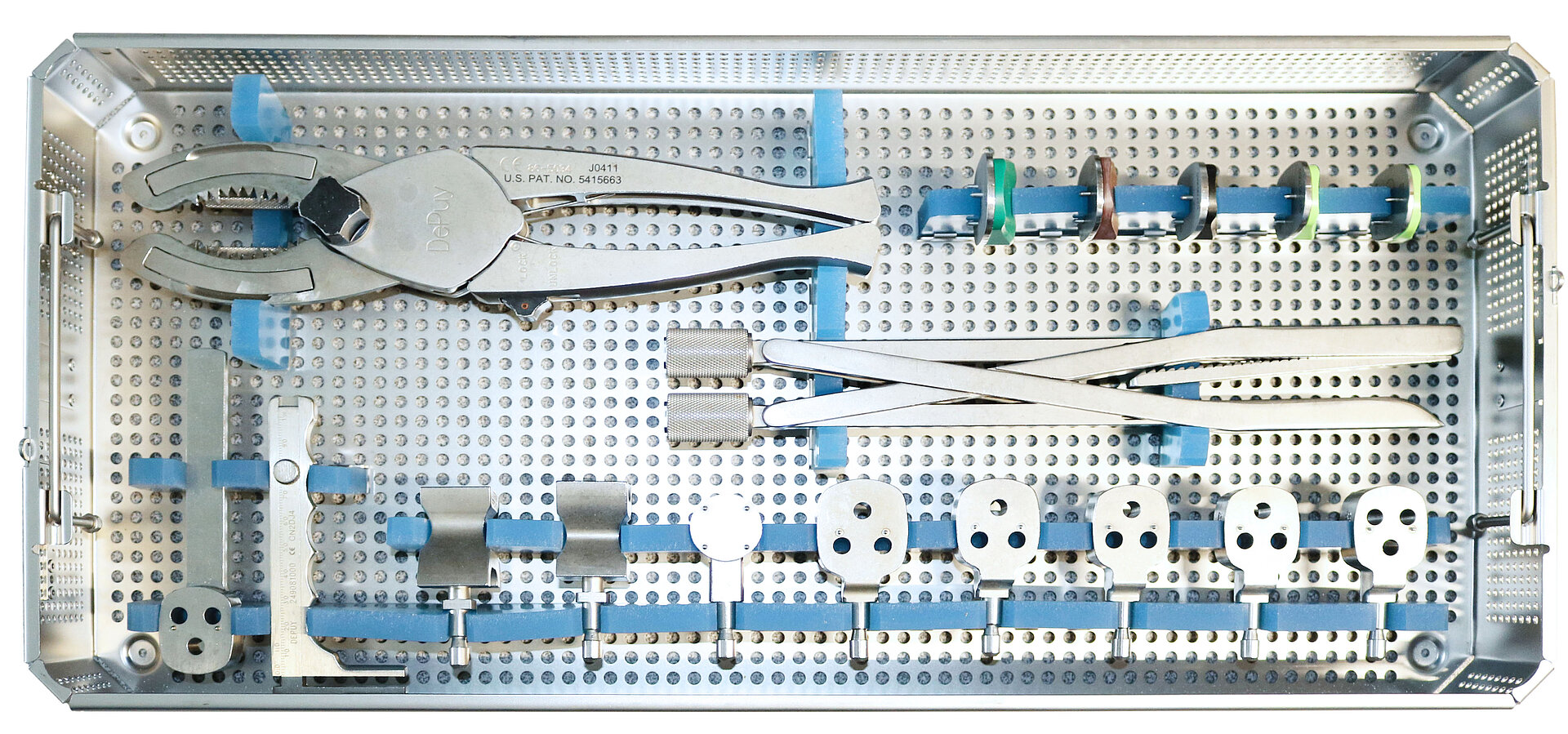 Organisierte Metallwerkzeuge Metallwerkzeuge und -teile in einem perforierten Behälter, organisiert und gesichert mit blauen Halterungen.