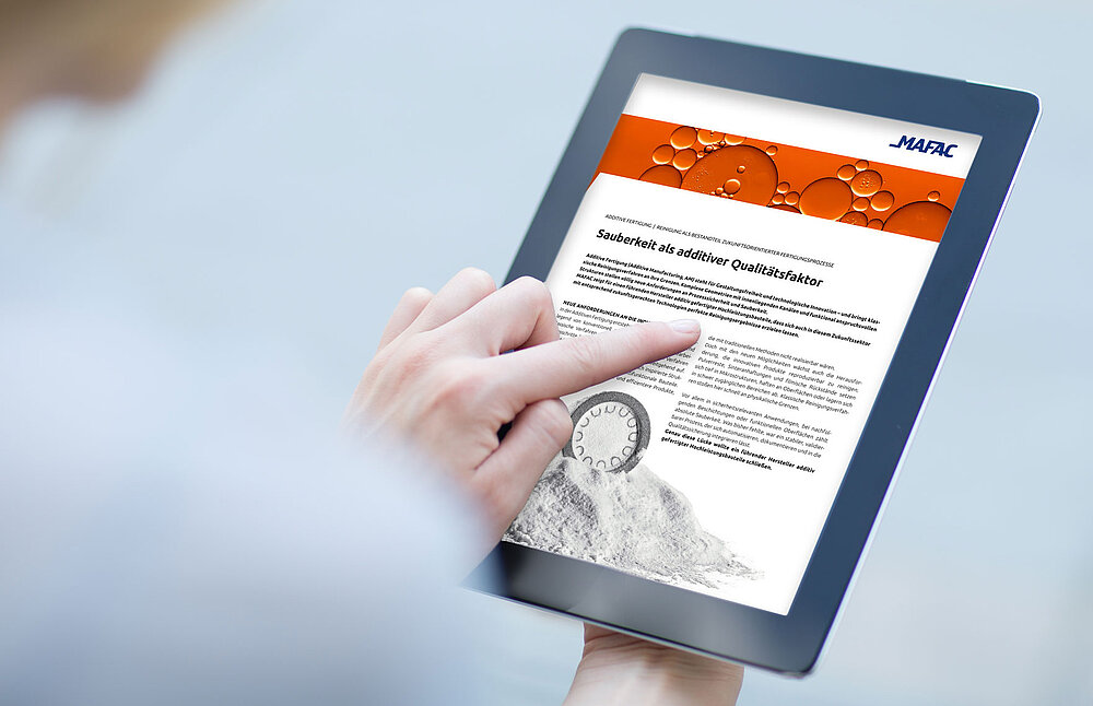 Nahaufnahme eines Fingers, der auf den Touchscreen eines digitalen Tablets drückt