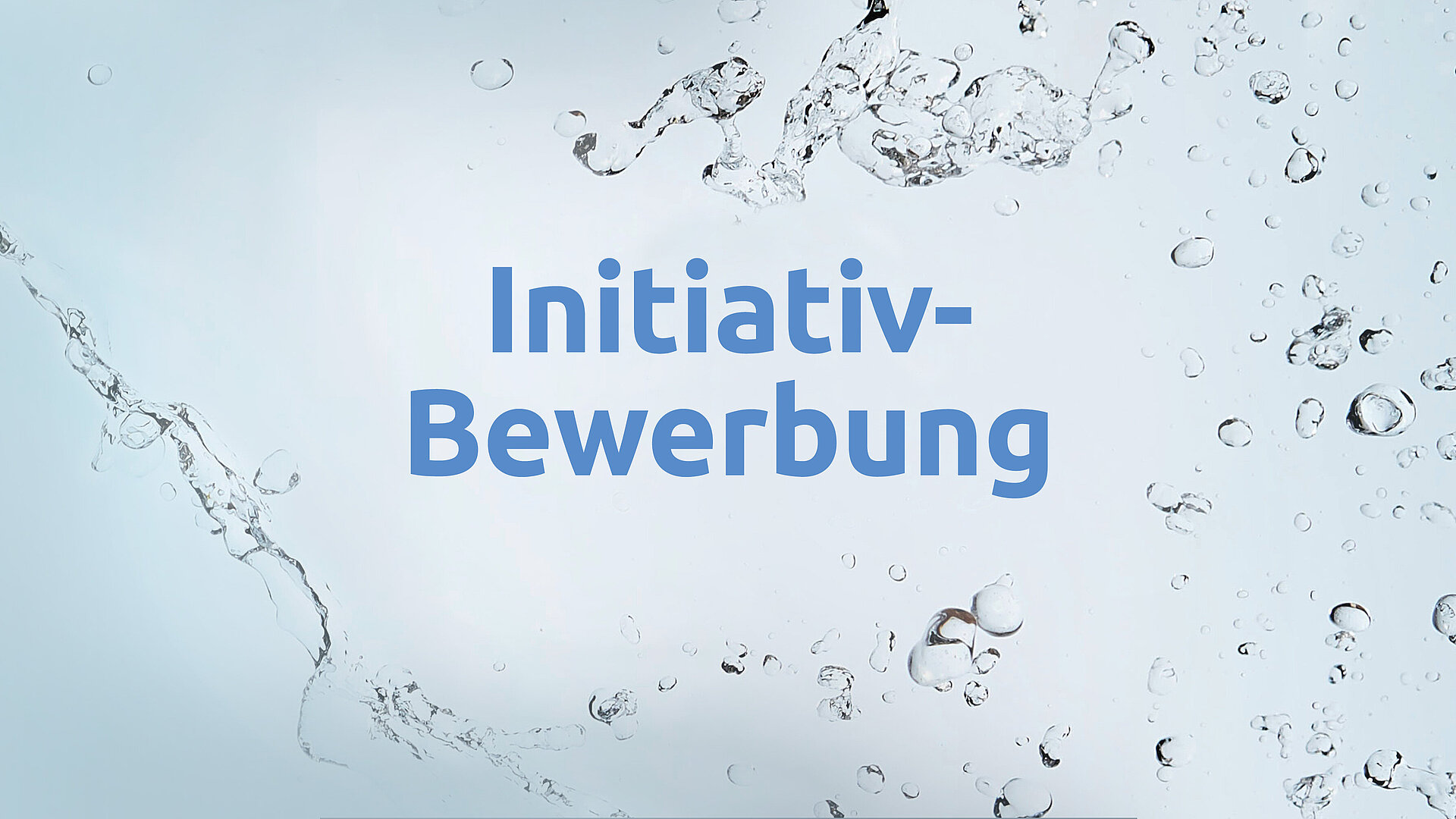 Anzeige für eine Initiativbewerbung (m/w/d). Der Text ist in blauer Schrift auf einem Hintergrund mit Wasserspritzern gestaltet.