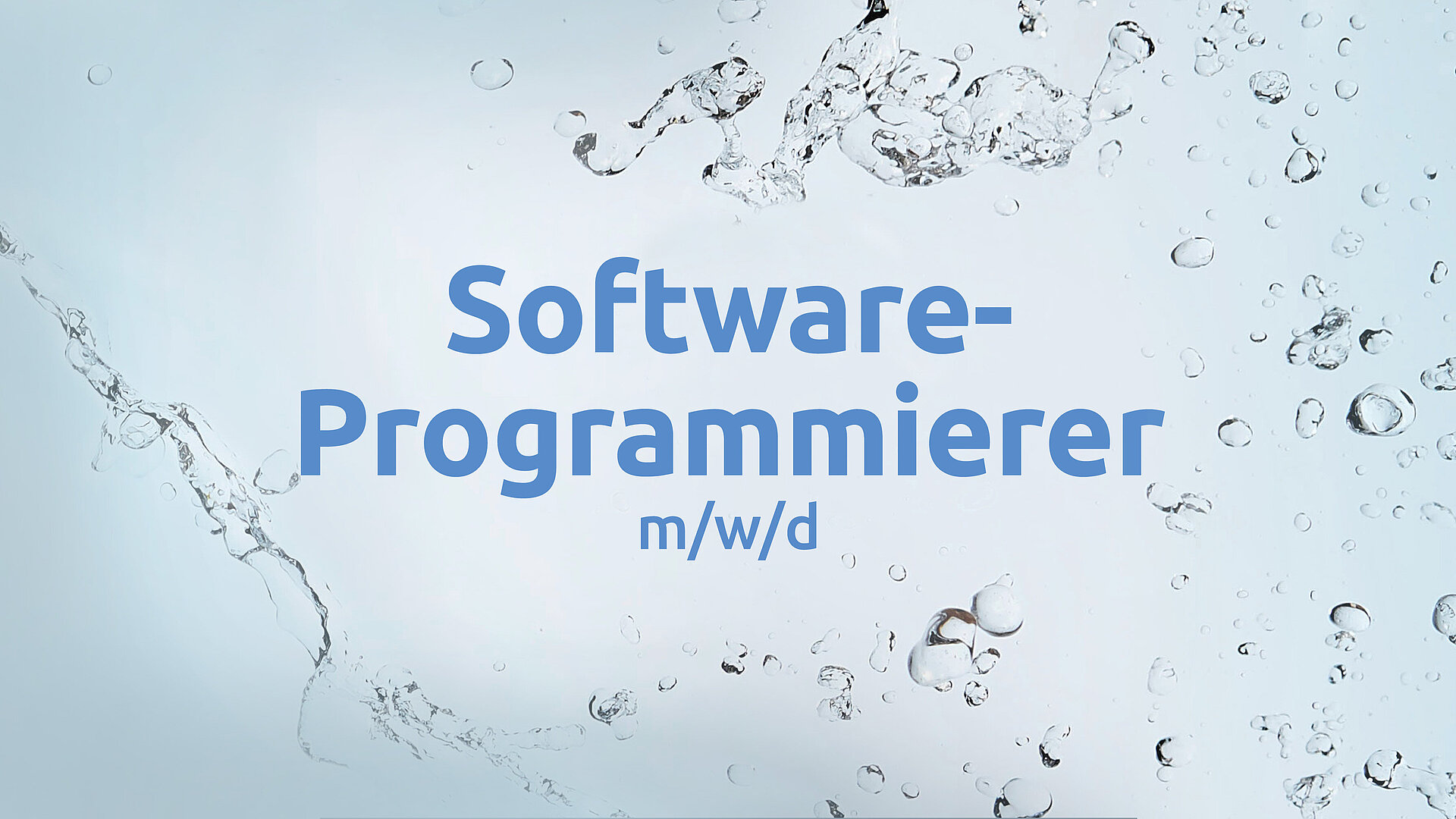 Anzeige für eine Stelle als Softwareprogrammierer (m/w/d). Der Text ist in blauer Schrift auf einem Hintergrund mit Wasserspritzern gestaltet.