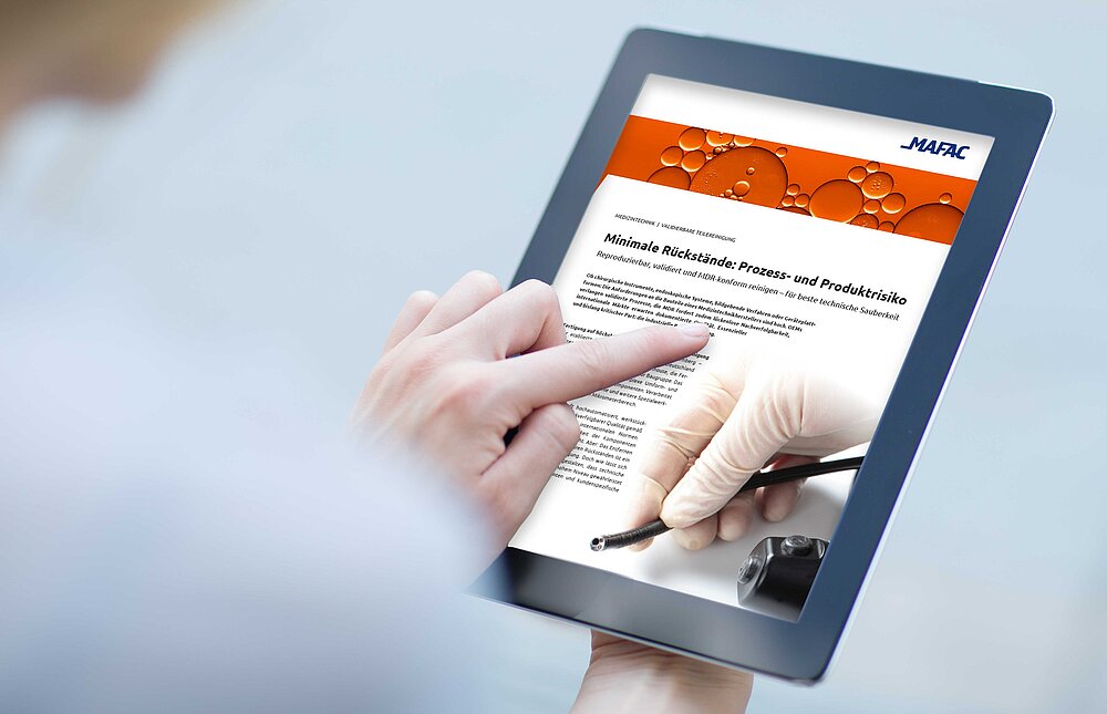 Nahaufnahme eines Fingers, der auf den Touchscreen eines digitalen Tablets drückt