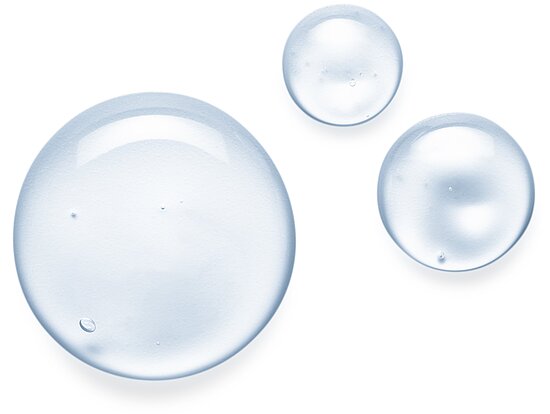 3 klare Wassertropfen auf einer Oberfläche, von Oben betrachtet