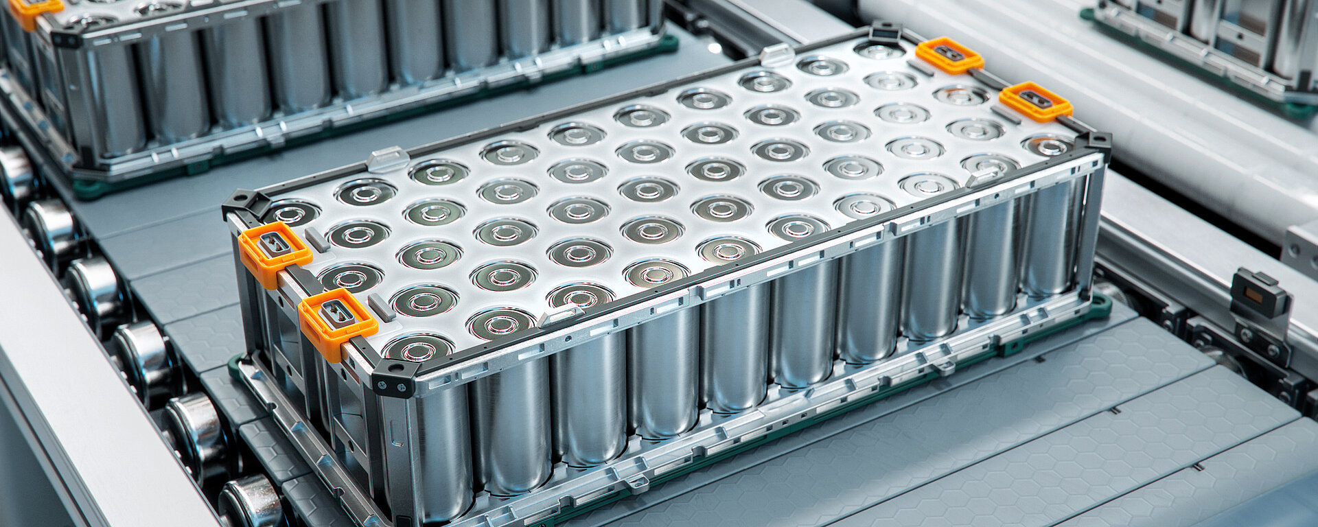 Batteriemodule für E-Fahrzeuge auf einem Transportband