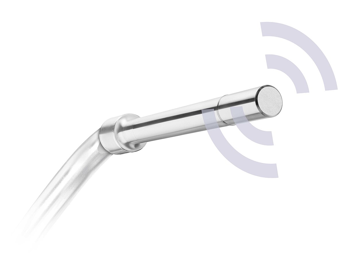 Nahaufnahme eines metallischen Rohrs mit angedeuteten Schallwellen, die von der Spitze ausgehen.