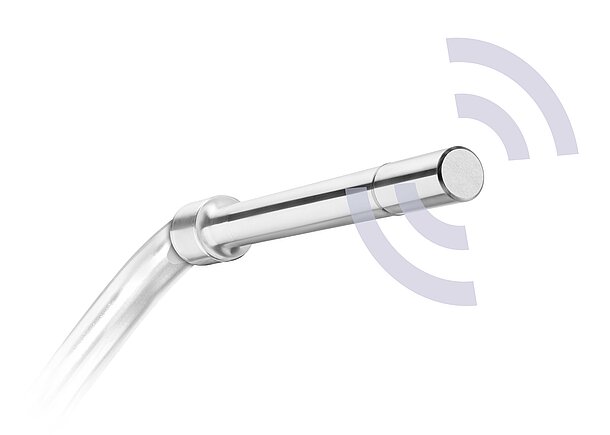 Nahaufnahme eines metallischen Rohrs mit angedeuteten Schallwellen, die von der Spitze ausgehen.