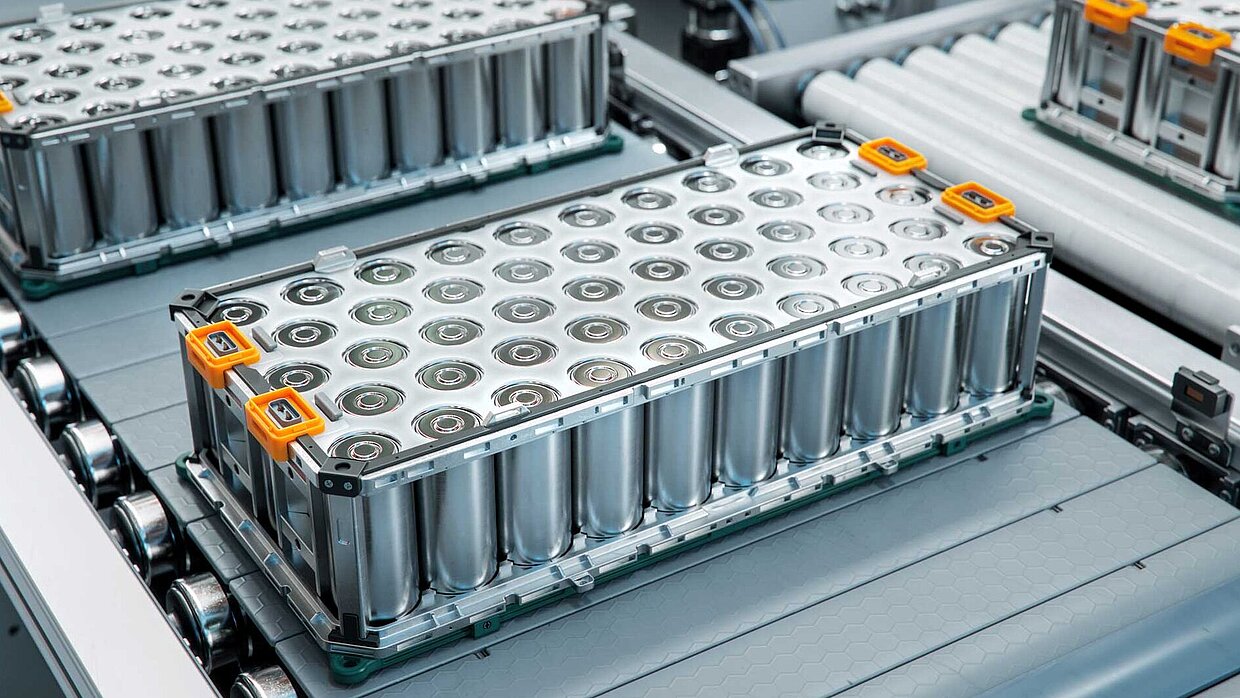 Batteriemodule für E-Fahrzeuge auf einem Transportband