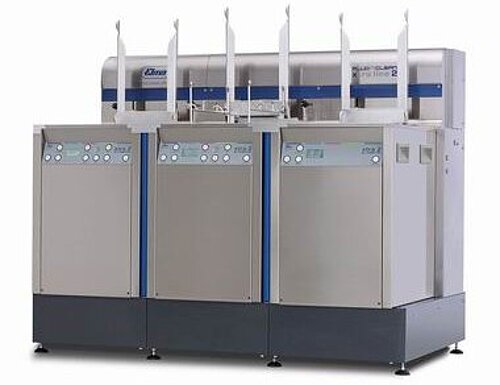 Ansicht der ELMA Tauchbeckenanlage Elmasonic xtraline plugNclean zur industriellen Teilereinigung