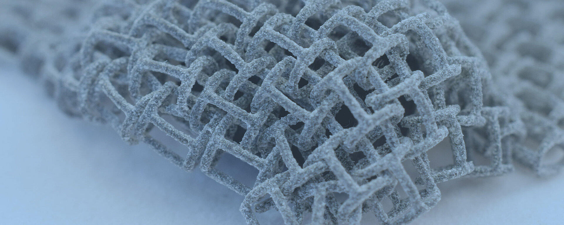 Additively manufactured component with complex geometry prior to cleaning