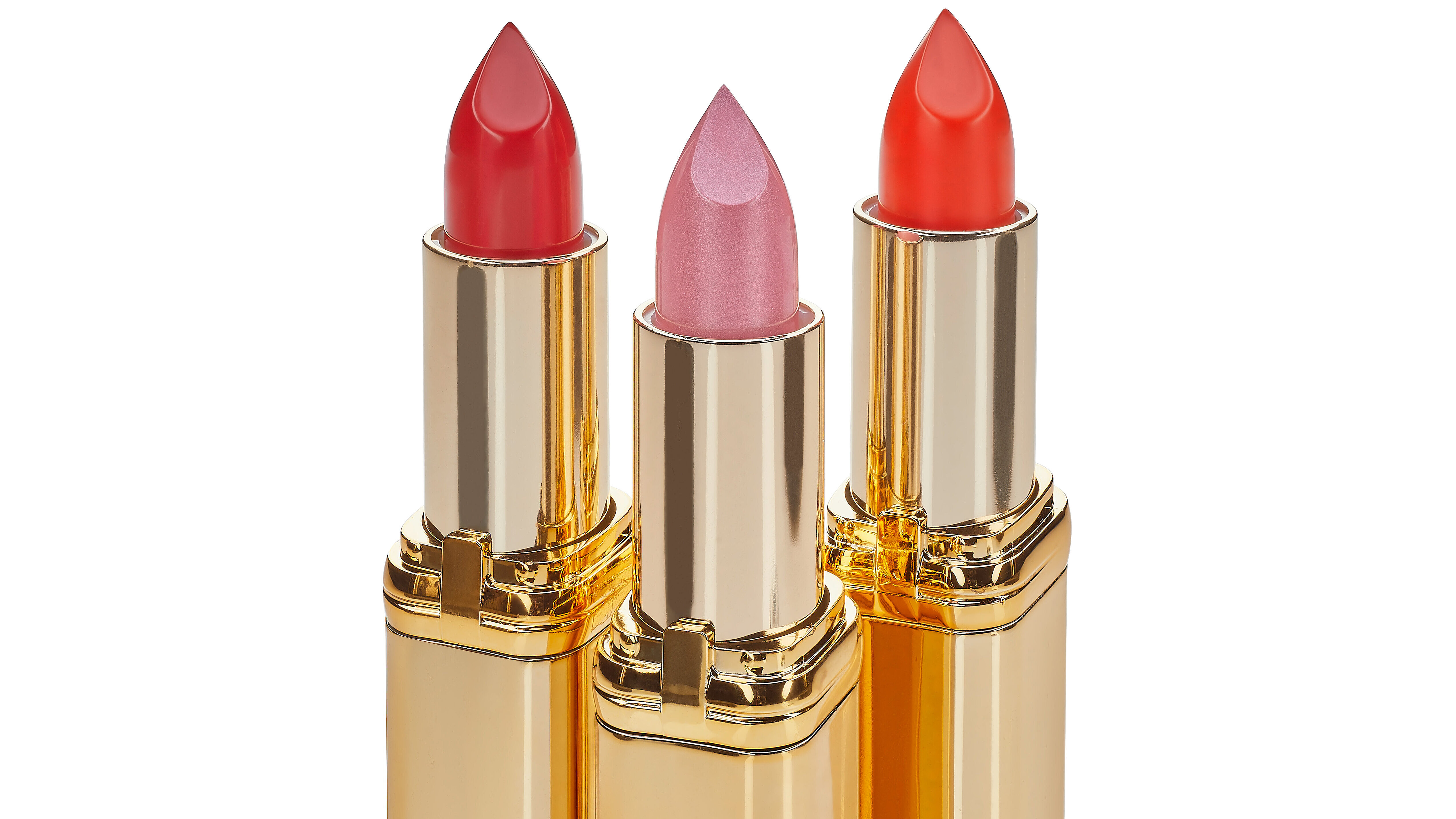 Drei Lippenstifte in Rot, Rosa und Orange mit goldener Hülle auf weißem Hintergrund.