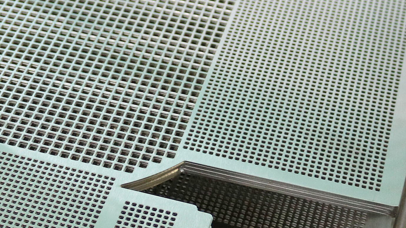 Metallgitter und -platten in einem industriellen Reinigungsbehälter.