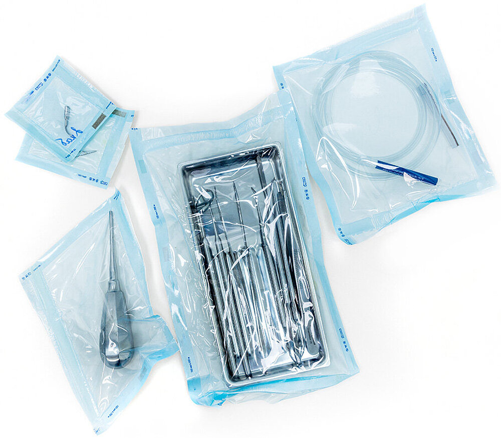 Mehrere transparente Beutel die sterile medizinische Werkkzeuge enthalten