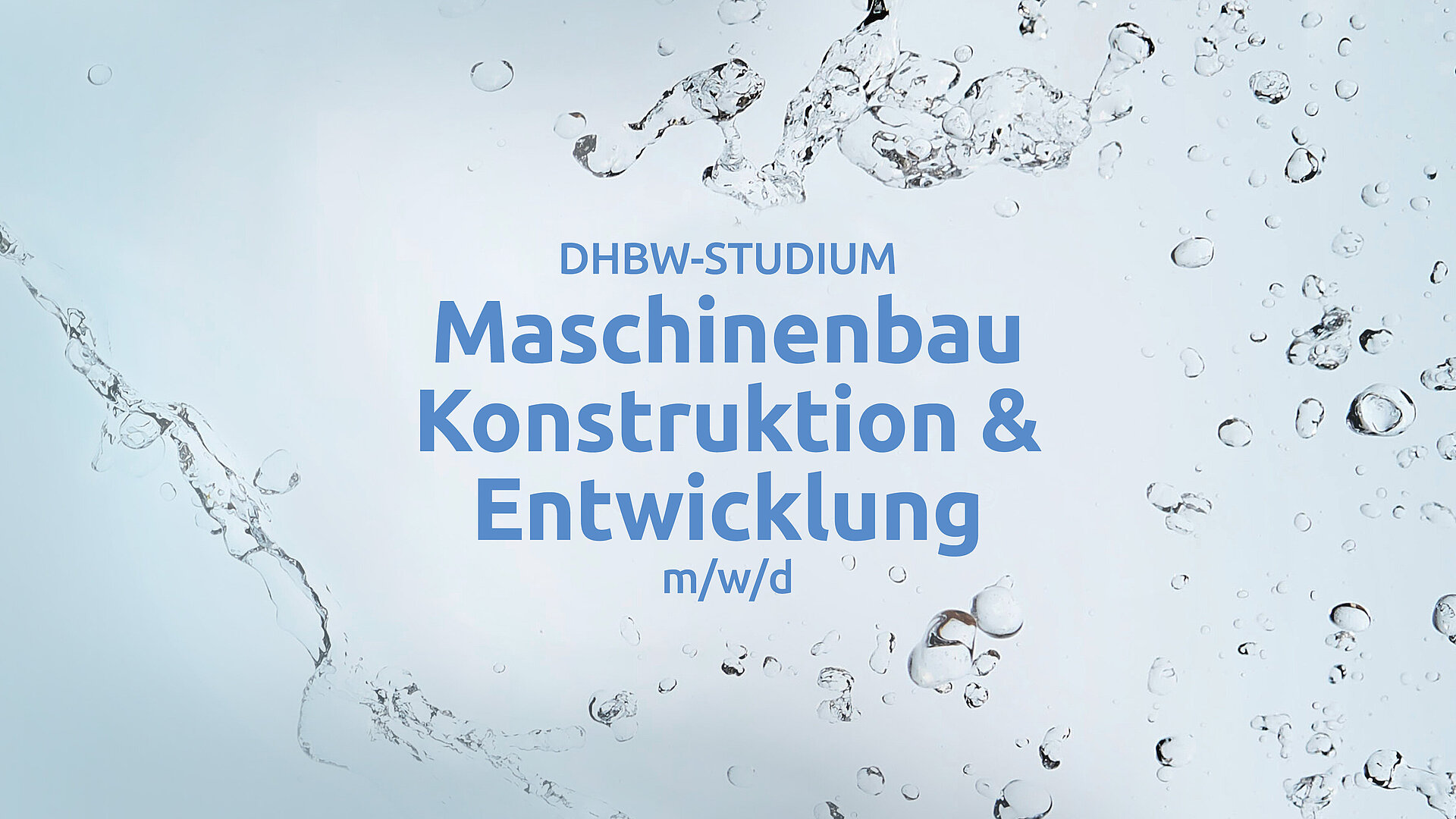Anzeige für ein DHBW-Studium Maschinenbau Konstruktion & Entwicklung (m/w/d). Der Text ist in blauer Schrift auf einem Hintergrund mit Wasserspritzern gestaltet.