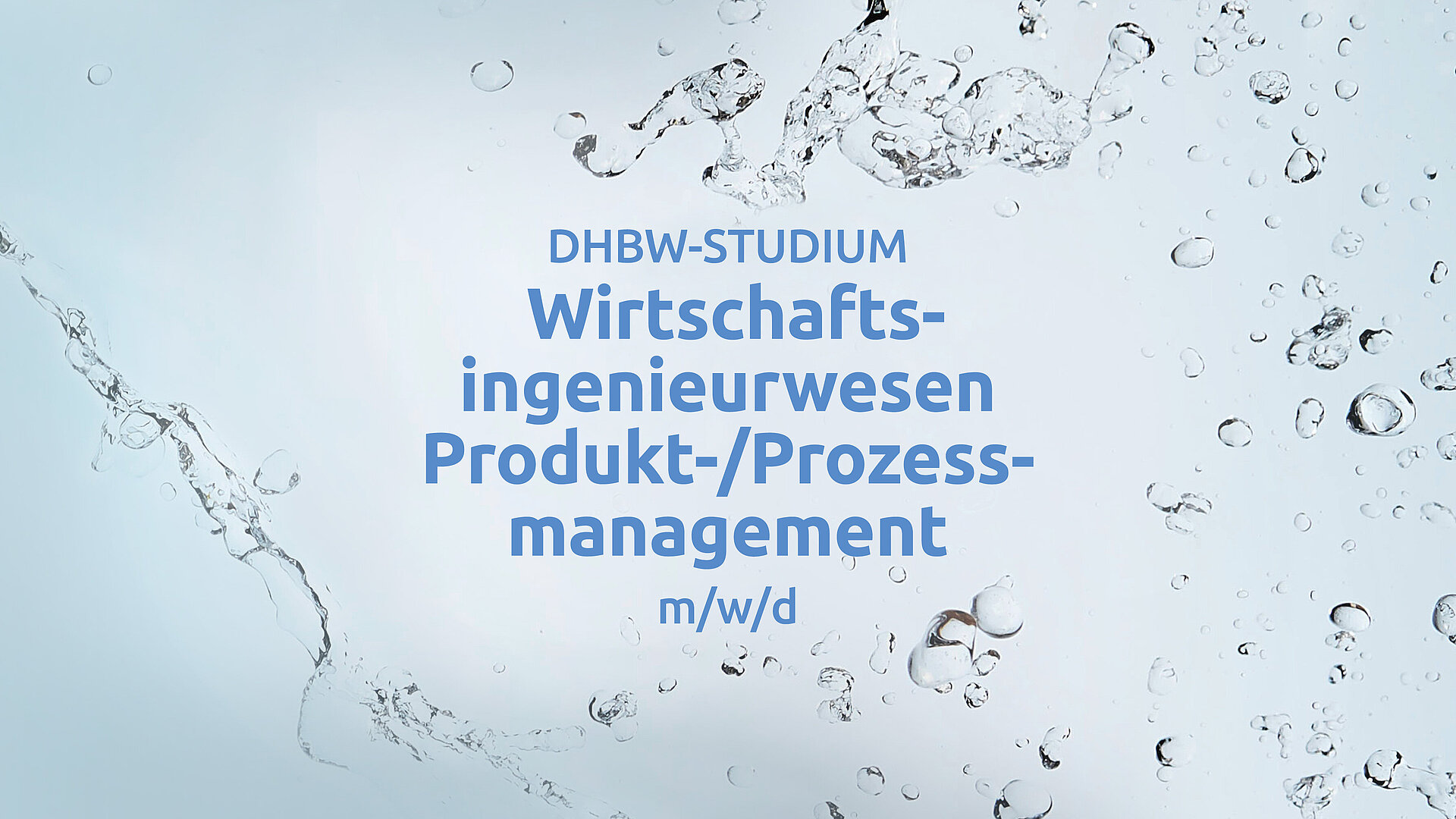Anzeige für ein DHBW-Studium Wirtschaftsingenieurwesen Produkt- & Prozessmanagement (m/w/d). Der Text ist in blauer Schrift auf einem Hintergrund mit Wasserspritzern gestaltet.